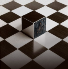 Cubo sobre un pavimento mosaico